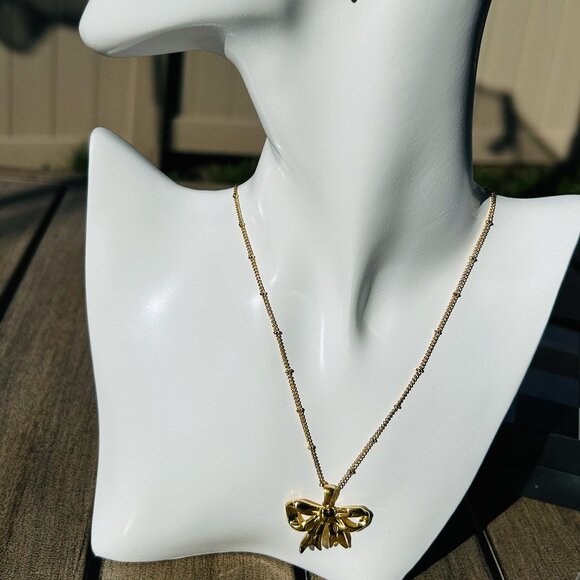Elegant bow knot 18K gold plated stainless steel necklace, tarnish free - Picture 1 of 3
